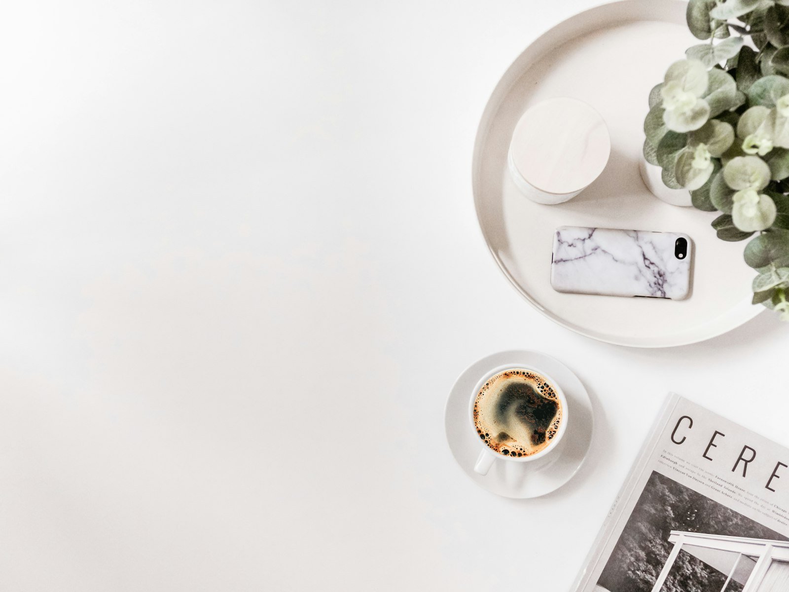 Tasse en céramique sur une table claire
